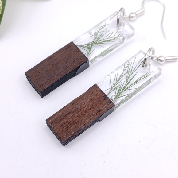 Wood And Floral Resin Earring - Picture 2 of 5